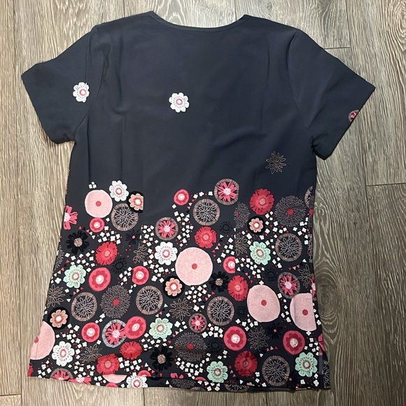 Butter Soft Scrub Top Size XS - Picture 6 of 6